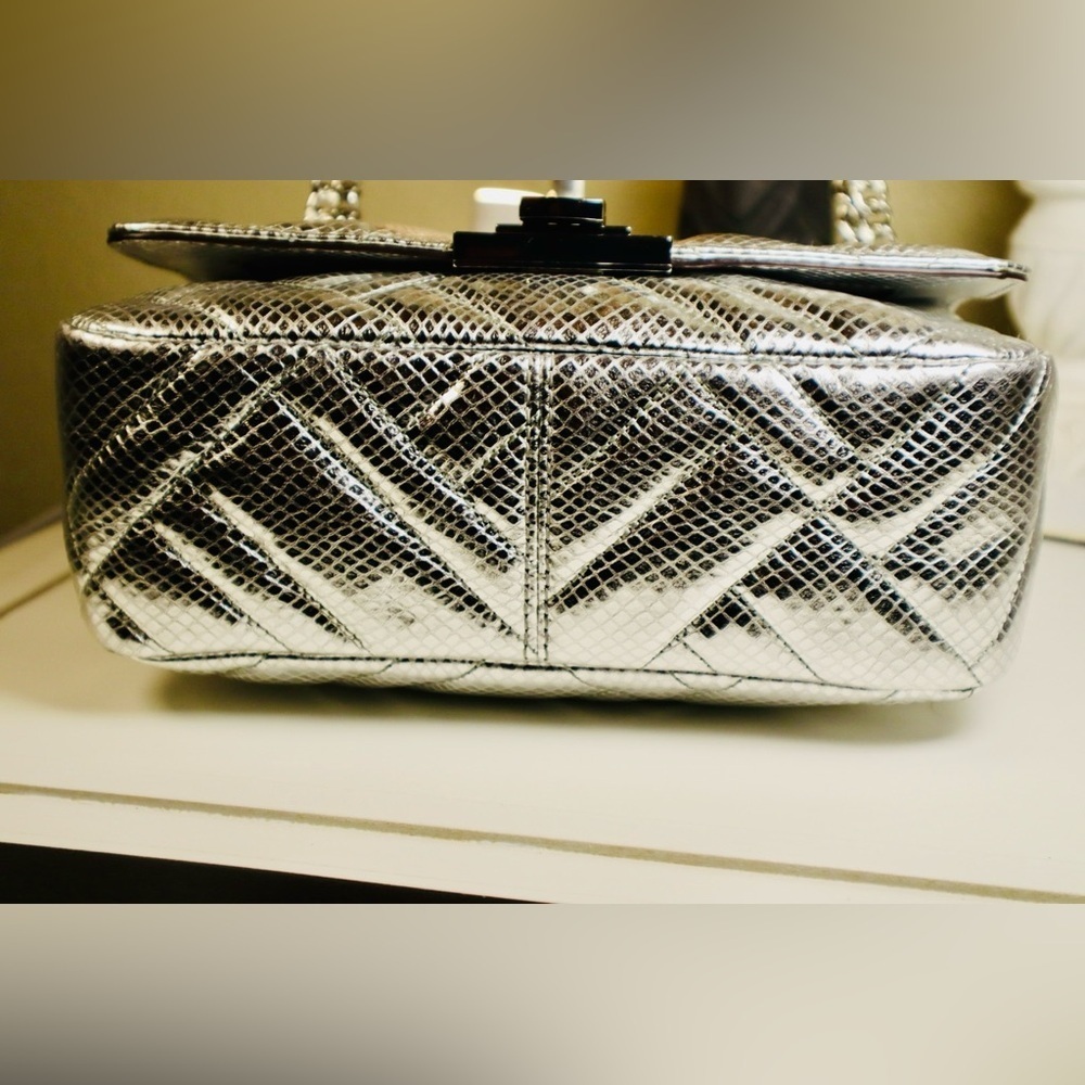 “HOST PICK” MICHAEL KORS Metallic Silver Quilted Leather with a Chain Strap - Picture 3 of 17